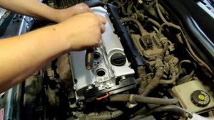Поменял клапанную крышку на алюминиевую и вспомнил инженеров GM
