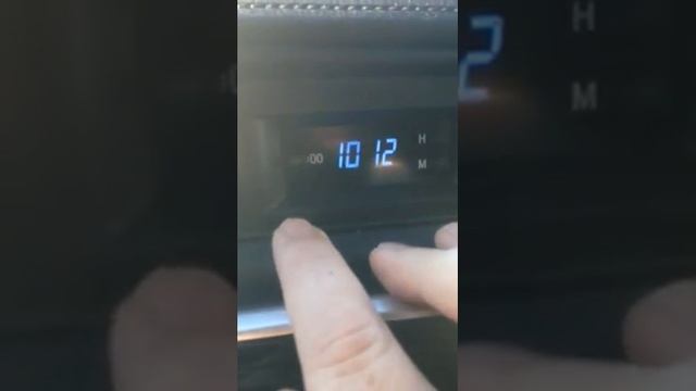 Setting the time in your Toyota Corolla. смотреть онлайн
