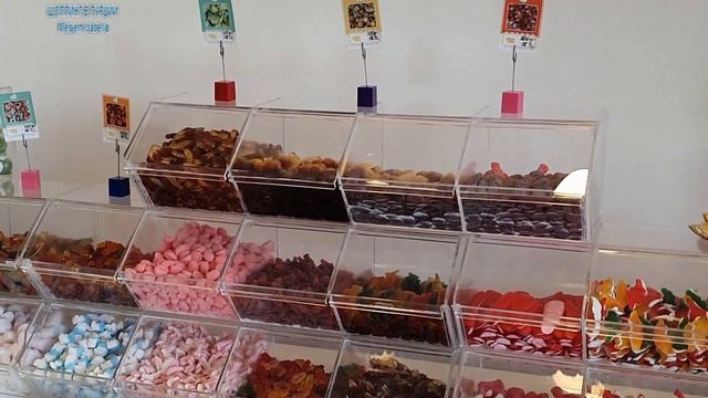 Люксовые марки есть, бюджетные магазины тоже. Отличный торговый центр в Белеке Ленд оф Легендс.