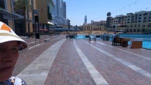 Как пройти на Бурдж-Халифа днём #14 Dubai Moll, Включили фонтаны.