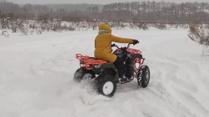 Попытка подрифтовать на заднеприводном квадроцикле по свежему пухляку.