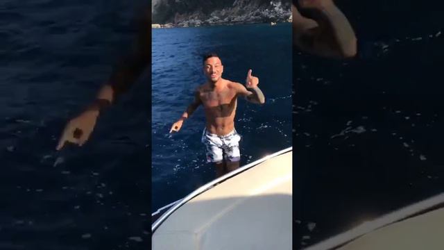 Armando Izzo scatenato: balla in barca!