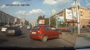 Вот как надо разворачиваться на перекрестке