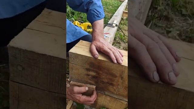 Мастер плотник учит рубить деревянный дом. Мудрость предков. смотреть онлайн