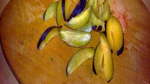 Компот из черноплодной рябины и слив