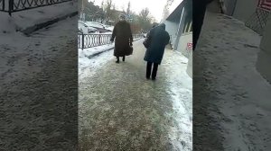 Бабушка идет и останавливается ))) Посмотрите, подпишитесь
