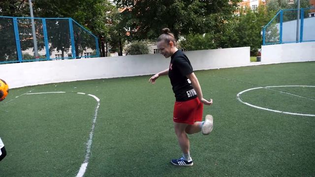 ЧТО ТВОРЯТ ЭТИ ДЕВЧОНКИ!? | ФУТБОЛИСТКА VS ФРИСТАЙЛЕР смотреть онлайн