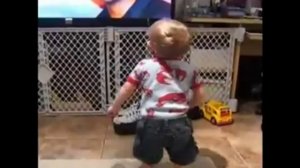 Смешной малыш устроил недетские танцы