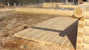 Деревянные срубы в "лапу" внутри протёсанные полулафет на строительной площадке