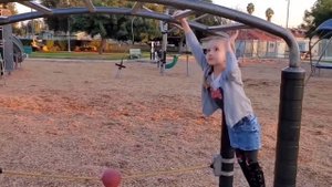 Лучшая детская площадка. Дети играют на улице