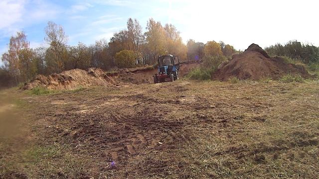 МТЗ, вожу песок в ковше, делаю дорогу у дома. смотреть онлайн