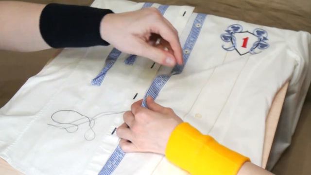Sewing a button by two left hands | Пришиваем пуговицу двумя левыми руками смотреть онлайн