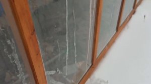 Теплица из стекла зимой.