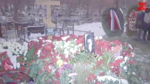 Что вдова творит у могилы Градского: народ опускал глаза
