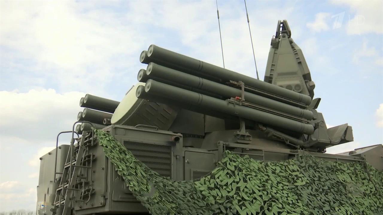 Российские военные показали работу расчетов самоходных ракетно-пушечных комплексов "Панцирь-С1"