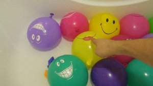 Учим цвета Развивающее видео для детей Лопаем воздушные шарики с водой Поем песенку на русском