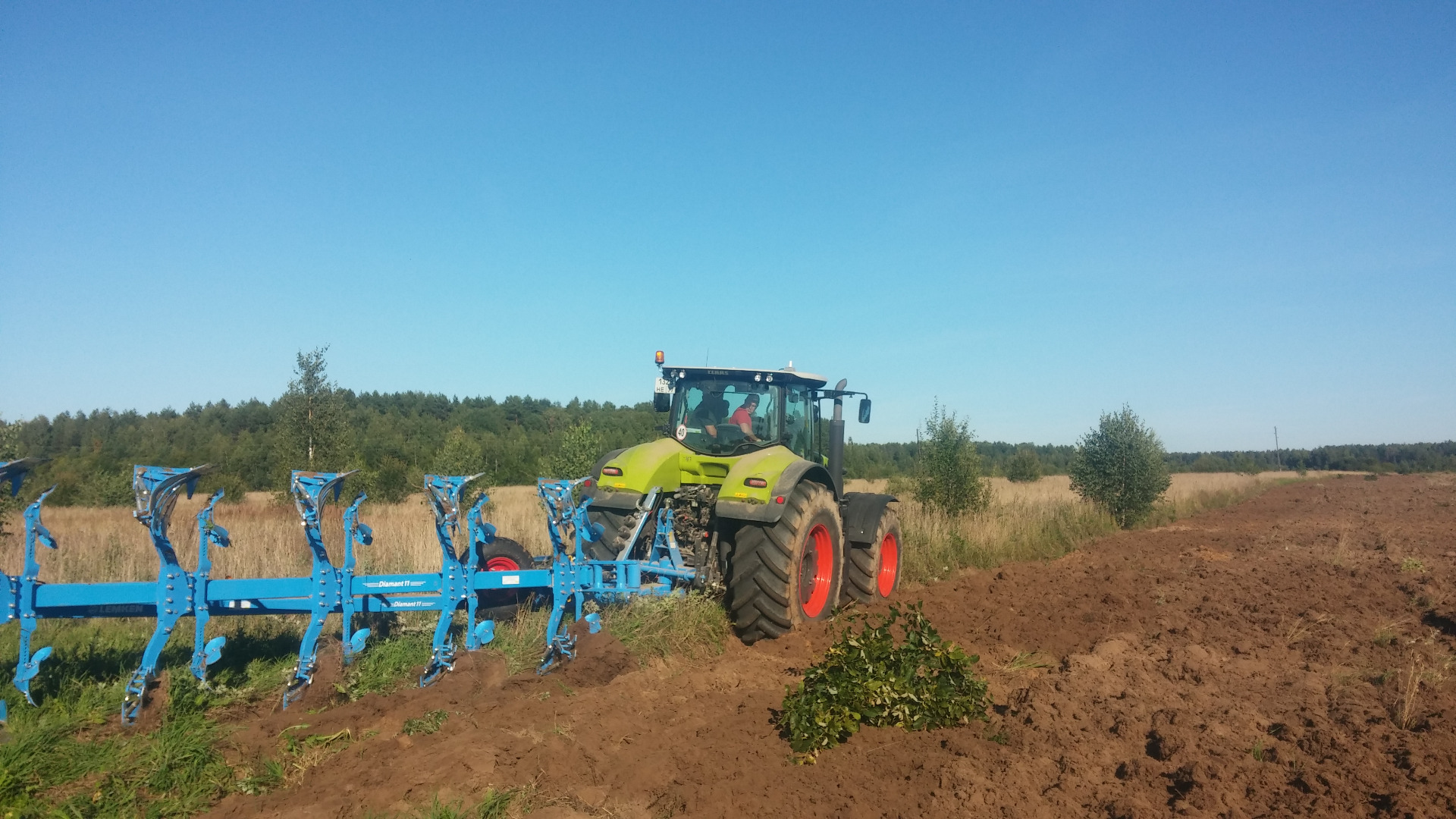 Работа с плугом. Lemken трактор. Чизельный плуг Лемкен. Лемкен Клаас. Трактор с плугом в поле Lemken.