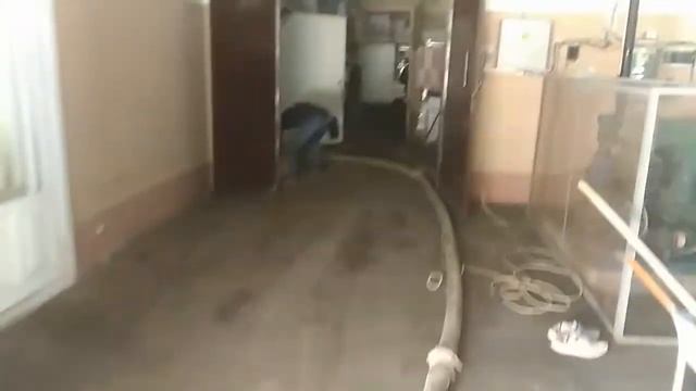 Подача бетона со стальной фиброй бетононасосом под промышленный бетонный пол Минск