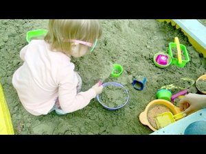 Играем в песочнице. Лепим куличики из песка. Делаем куличики в песочнице. Играем с песком. Часть 16.