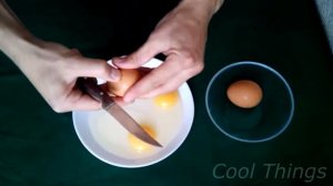 Как отделить желток от белка за 1 секунду & How to separate the yolk from the protein in 1 second