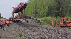 На месте подрыва пути под Брянском идет замена железнодорожного полотна