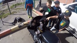 Реакция детей на мотоцикл. Школьник открутил до отсечки.
