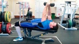 Гибридное упражнение: разводы с гантелями + пуловер