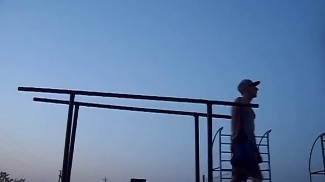 Растяжка! Стока на Руках на брусьях ! Снято на цифровой фотоаппарат Samsung 16mp ! смотреть онлайн