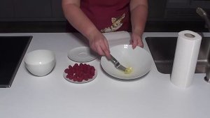 Ягоды в снегу: Рецепт украшения торта пошагово