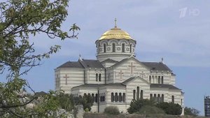 Торжественные службы проходят по всей стране, в храмах звонят колокола