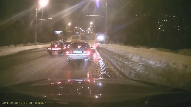 10.02.2014 Ижевск. Последствия прорыва водопровода на Петрова 3. Форсирование водоема.