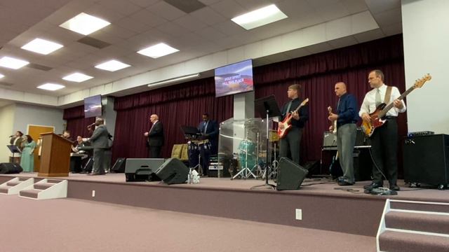 "Revive Us Lord" 1/1/23 - Athens Victory Chapel, Fender Jazz V Standard Bass Guitar смотреть онлайн