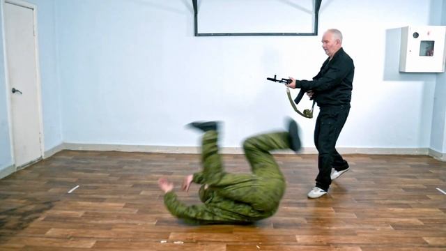 Уход с линии атаки кувырком.