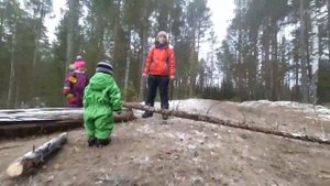Детский поход выходного дня. Детский туризм. Костёр в лесу. Детские походы.