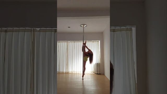 Pole Dance Split // Static Pole #shorts