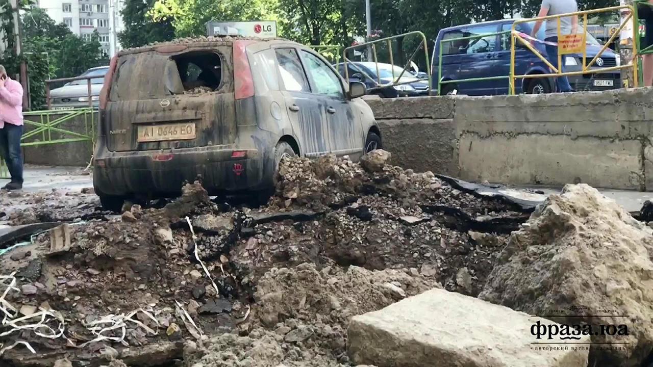 Появились первые кадры крупного прорыва теплотрассы в Киеве