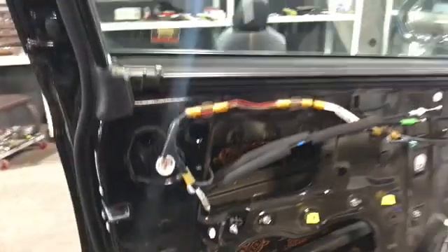 Toyota Camry шви. Благодаря использованию материалов Comfort MAT подняли акустический комфорт в авт смотреть онлайн