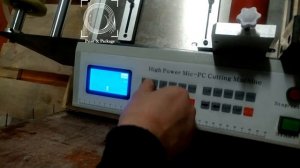 Тестирование рулонного пластика толщиной 1 мм на листорезальной машине PC 400