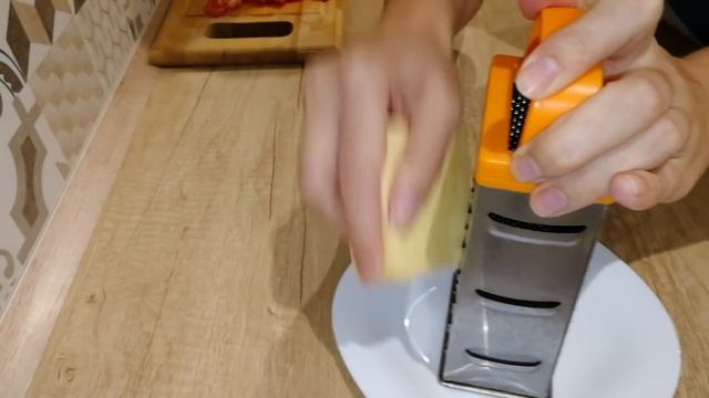 Рулет из слоеного теста с фаршем и сыром