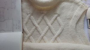 Жилет спицами, удобная, практичная модель. Описание вязания.