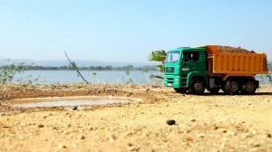 Грузовик с песком застрял в яме