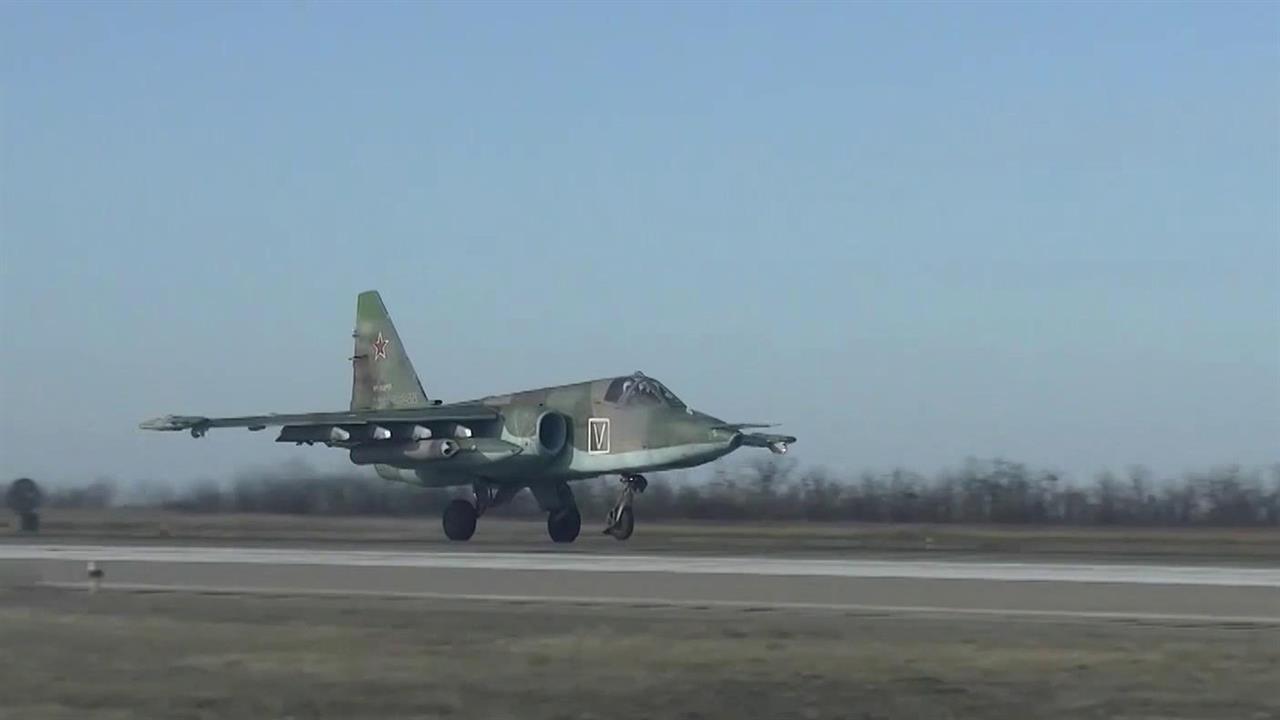 Штурмовики Су-25 уничтожили замаскированные укрепленные полевые позиции и бронированную технику ВСУ