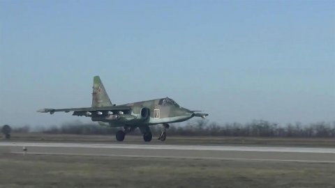 Штурмовики Су-25 уничтожили замаскированные укрепленные полевые позиции и бронированную технику ВСУ
