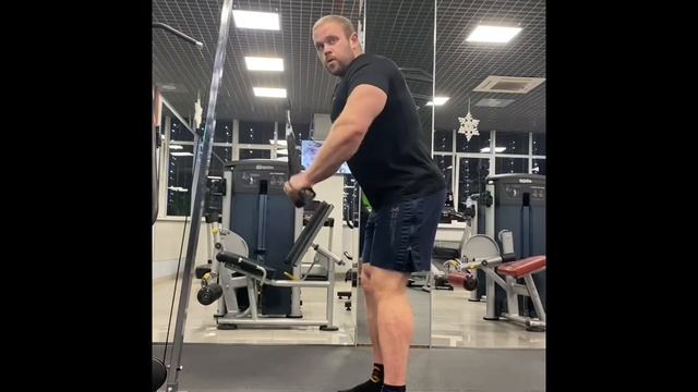 Разгибания на трицепс с канатной рукоятью. Вариация «локти чуть сзади» смотреть онлайн