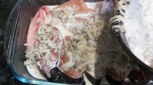 Как я готовлю горбушу в сливках с грибами ,сыром и помидорами чери??????