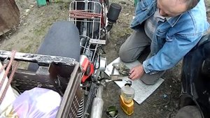 Замена масла. Моторное масло + трансмиссионное. Не повторять.Мопед Дельта.