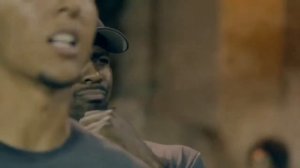 Игроки NBA играют на площадке под видом пенсионеров