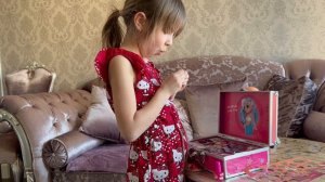 Открываем набор детской косметики