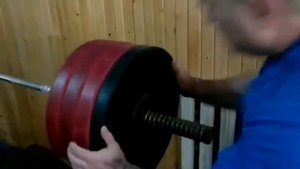 Жим лежа 200 килограмм на 10 повторений.