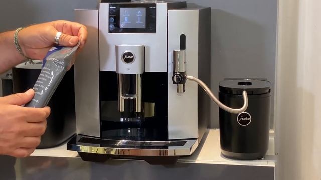 Cómo cambiar el filtro de agua de tu cafetera Jura E8